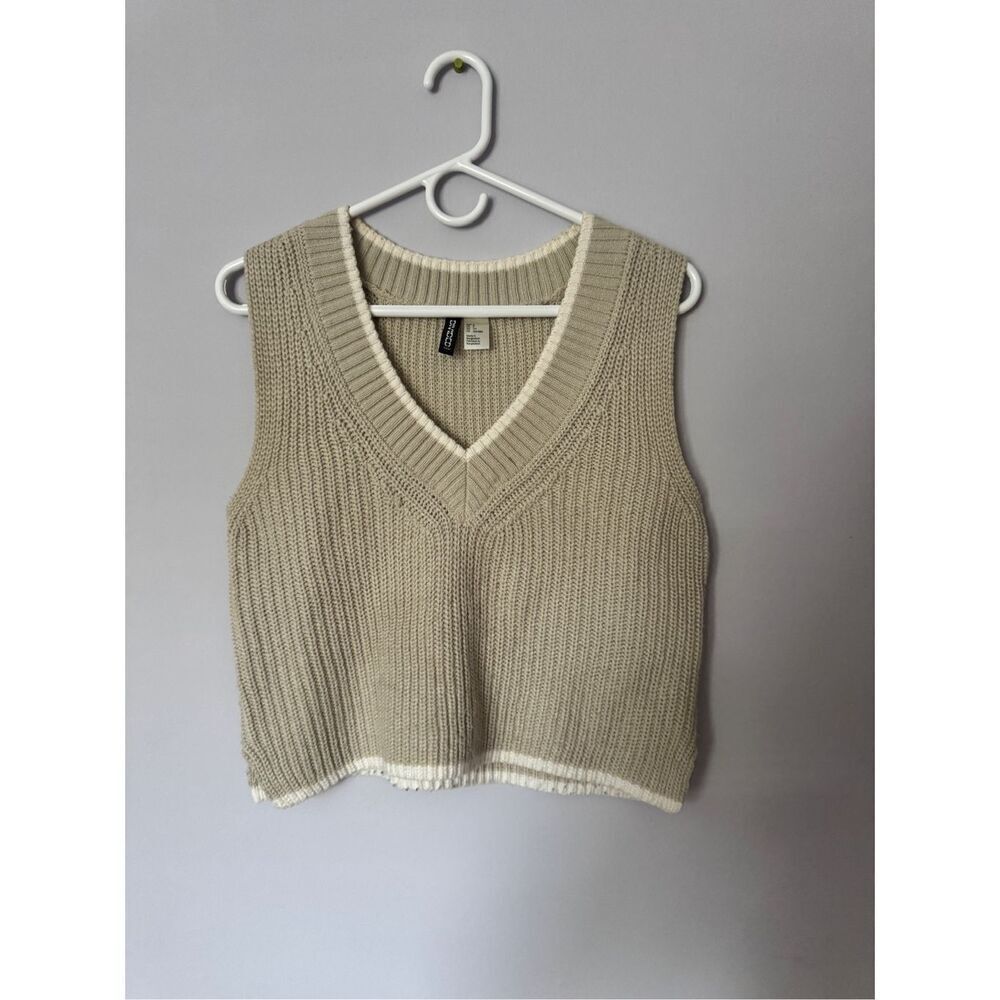 H&M divided women’s crème sweater vest‎ size small